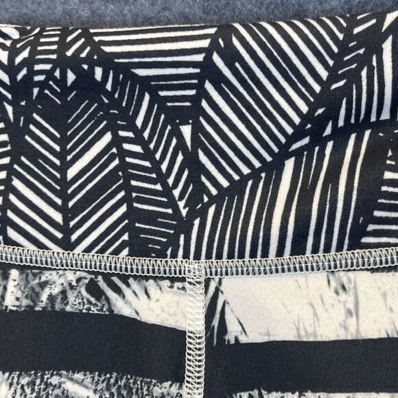LULULEMON Leggings Size 6 Black White Striped Wunder Under Crop II Shady Palms - Picture 3 of 13